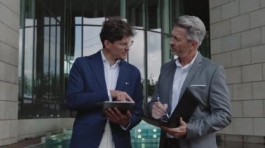 Sokaklarda tablet ve pano kullanan iş adamları