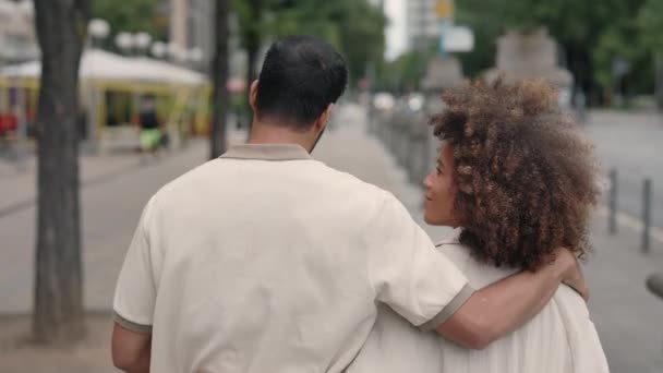 Kembali melihat pasangan bahagia berjalan dalam pelukan di jalan — Stok Video