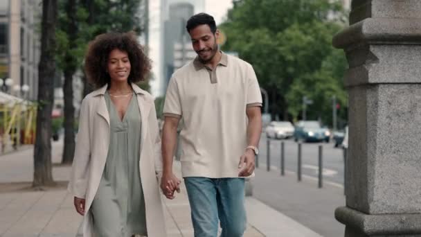 Afrikai amerikai pár fogja egymás kezét és sétálnak az utcán — Stock videók