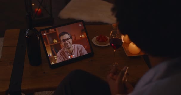 ビデオ通話中に複数の人種のカップルが笑顔とチャット — ストック動画