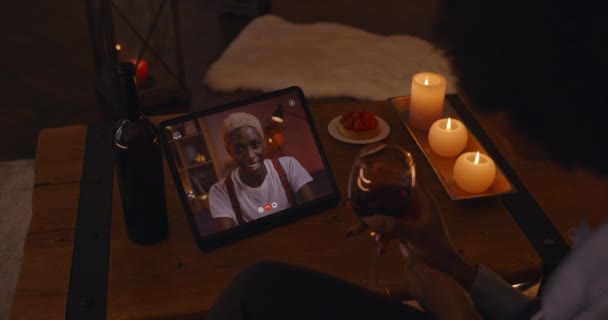 Mujer africana recibiendo propuesta de hombre durante la videollamada — Vídeo de stock