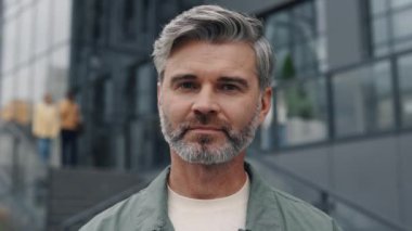 Şehrin caddesinde duran kendinden emin kıdemli işadamı