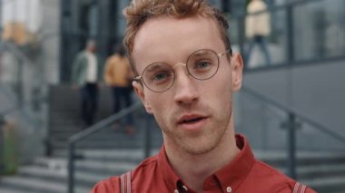 Şık giyinen erkek girişimci sokakta poz veriyor.