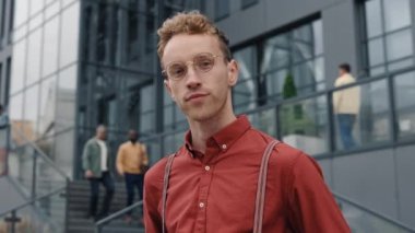 Şık genç işadamı, düzenli ofis merkezi pozu veriyor.