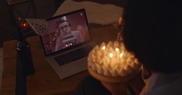 Pareja multiracial teniendo videollamada para fiesta de cumpleaños — Vídeos de Stock