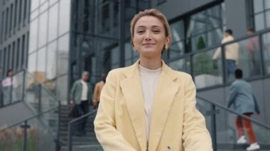 Kentsel alanda gülümseyen iş kadını görüntüsü