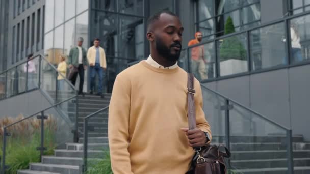 Hombre de negocios afroamericano posando cerca del centro de oficinas — Vídeos de Stock