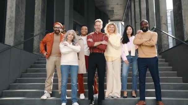Wielokulturowa grupa biznesmenów stojąca na schodach — Wideo stockowe