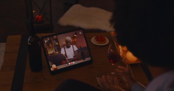 Afrikanska par som har datum under videosamtal på surfplatta — Stockvideo