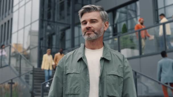 Grey haired entrepreneur posing outdoors with crossed arms — Stok video