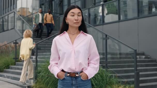 Confident asian lady posing on camera near office center — Stock videók