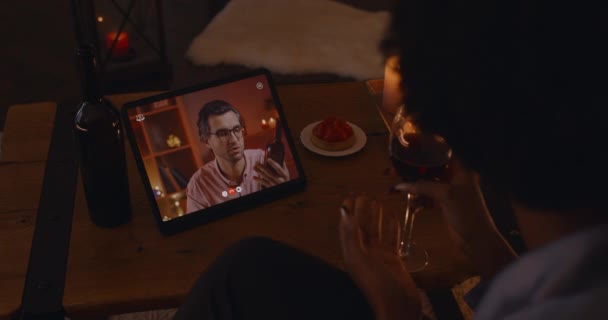 Mujer africana usando tableta para videollamada con su hombre — Vídeos de Stock