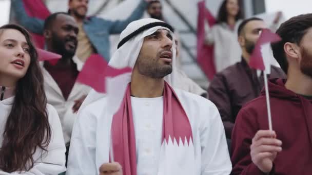 サッカーの試合中にナショナルチームをサポートするアラビア人男性 — ストック動画