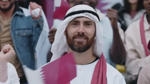 Arabian sheikh sitting on bleachers during soccer game — стоковое видео