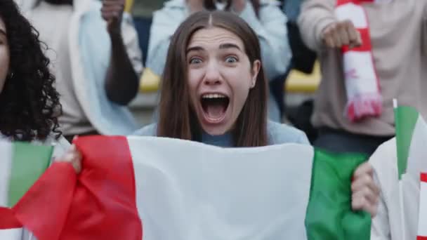 Mujer gritando emocionalmente durante el partido de fútbol — Vídeo de stock