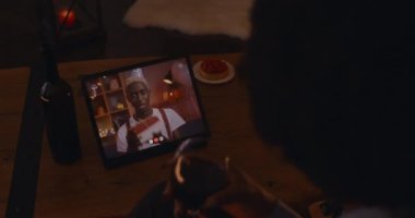 Sevgilisini doğum günüyle karşılamak için tablet kullanan bir kadın.