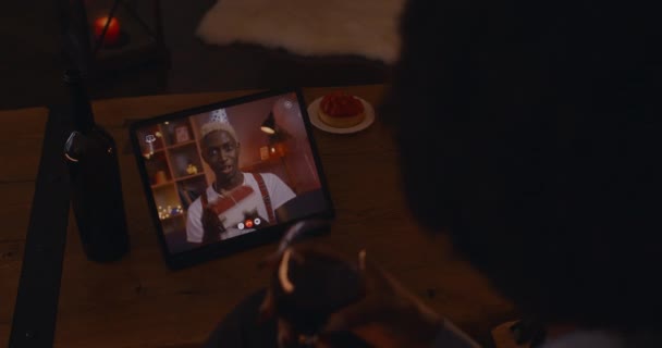 Kobieta korzystająca z tabletu, aby powitać swojego mężczyznę z urodzinami online — Wideo stockowe