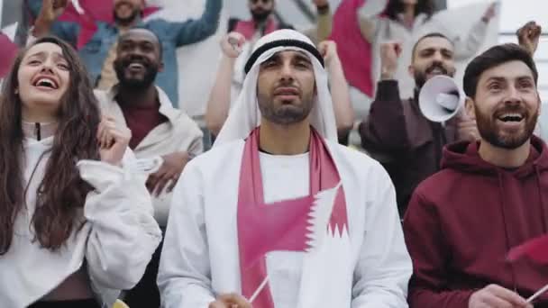 Arabian sheikh cheering national soccer team during game — Stok video