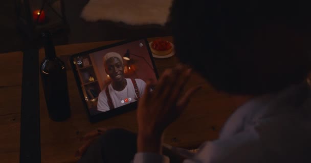 Αφρικανικό ζευγάρι που χρησιμοποιεί δισκίο για online dating στο σπίτι — Αρχείο Βίντεο