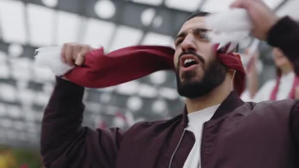 サッカーの試合中にナショナルチームをサポートするアラビア人の男 — ストック動画
