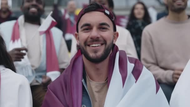 Happy muslim guy watching football match from tribune — Vídeo de Stock