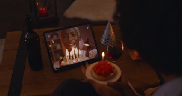 African lady celebrating birthday with man during video call — стокове відео