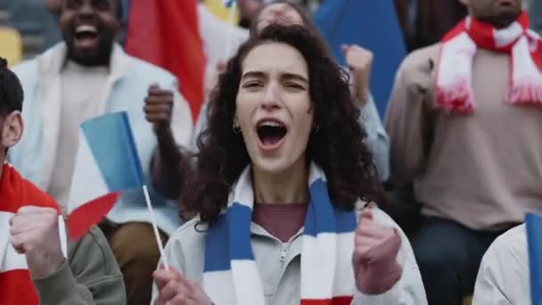 Hübsche Frau gestikuliert und schreit während Fußballspiel — Stockvideo