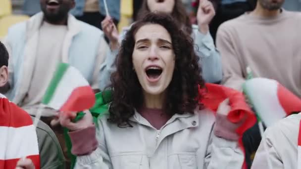 Mujer con bandera italiana y gritando durante el partido de fútbol — Vídeos de Stock