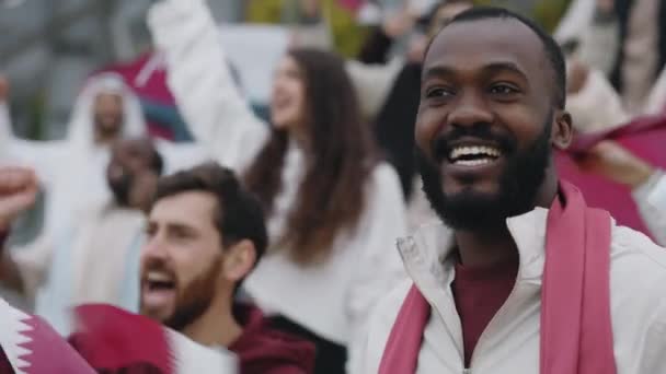 Afrikaanse amerikaanse voetbal fan juichen tijdens de wedstrijd op het stadion — Stockvideo