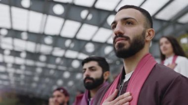 Futbol fanatiği Tribünde durup ilahi dinliyor.