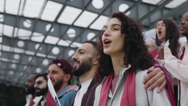 Όμορφη γυναίκα και άλλοι οπαδοί τραγουδούν ύμνο στο παιχνίδι ποδοσφαίρου — Αρχείο Βίντεο