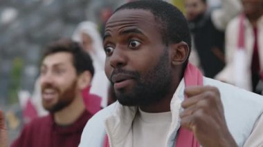 Futbol maçında golü kutlayan Afrikalı Amerikalı adam.
