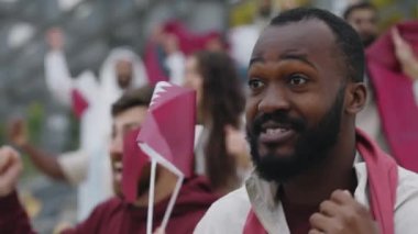 Futbol maçında favori takımın zaferini kutlayan adam.