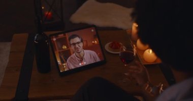 Video çağrısında karışık ırk çifti sohbet ediyor ve gülümsüyor