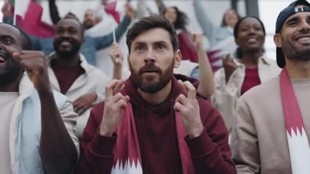 Mann auf der Tribüne feiert Sieg der Fußballmannschaft — Stockvideo