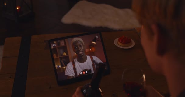 赤毛男持っているビデオチャット上のアフリカの友人オンタブレット — ストック動画