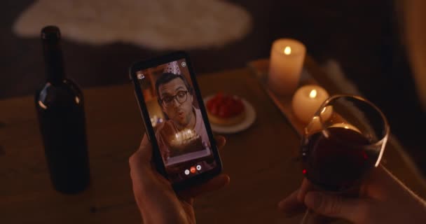 Couple of guys using mobile for online birthday celebration — Stock Video