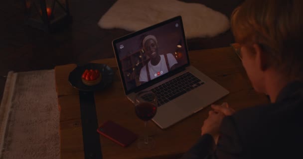 Eşcinsel çift çevrimiçi randevu sırasında duygularını paylaşıyor — Stok video