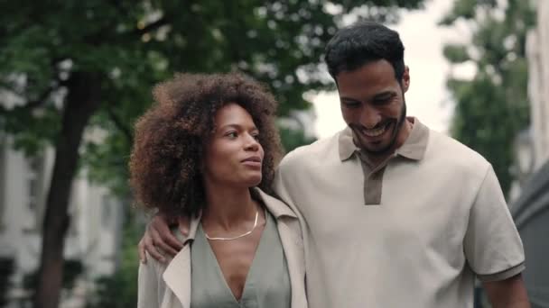 Pasangan Afrika Amerika berjalan dalam pelukan di jalan — Stok Video