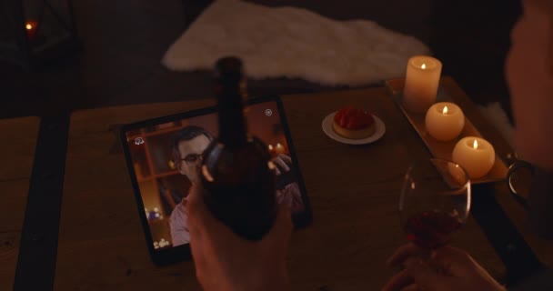 Gey çift tabletteki video görüşmesi sırasında kırmızı şarap tadıyor. — Stok video