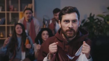 Taraftarların maç izlerken sevinmesini ve arka planda arkadaşları olan favori takımın amacını kutlamayı heyecanla bekliyorum..