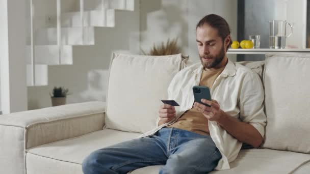 男人用银行卡和手机在网上购物 — 图库视频影像