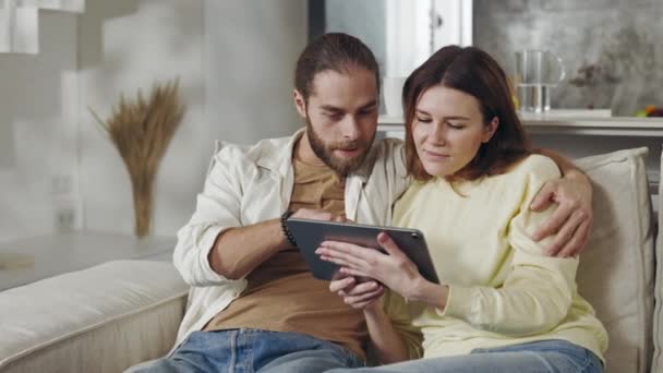 Pareja gesto de felicidad durante las buenas noticias en la tableta — Vídeo de stock