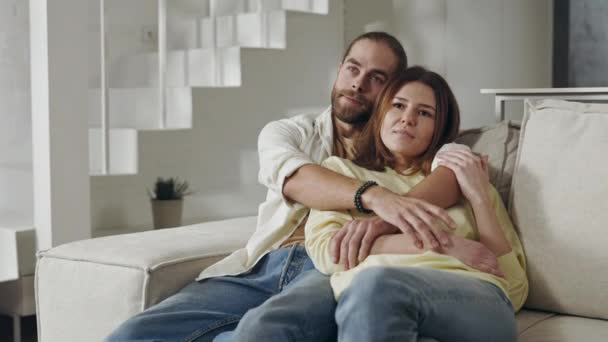 Pareja feliz abrazándose juntos en el sofá cómodo — Vídeo de stock