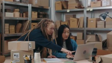 Şuraya bak. Beyaz kadın, Asyalı meslektaşı merkez büroda çalışırken bilgisayarın ekranına parmağını koyup ona bir şeyler anlatıyor. Küçük işletme kavramı.