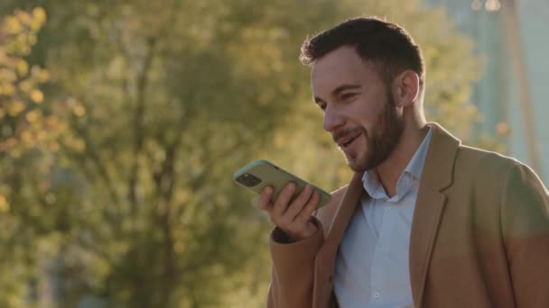 Pozitif iş adamı cep telefonuna sesli mesaj kaydediyor — Stok video