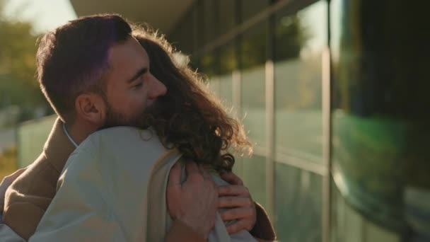 Bonito homem de pé em fortes abraços com sua linda mulher — Vídeo de Stock