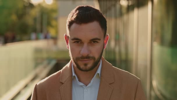 Retrato de homem bonito em desgaste formal posando ao ar livre — Vídeo de Stock