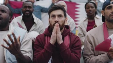 Futbol maçında başarısız olan bir adam hayal kırıklığı yaşar.