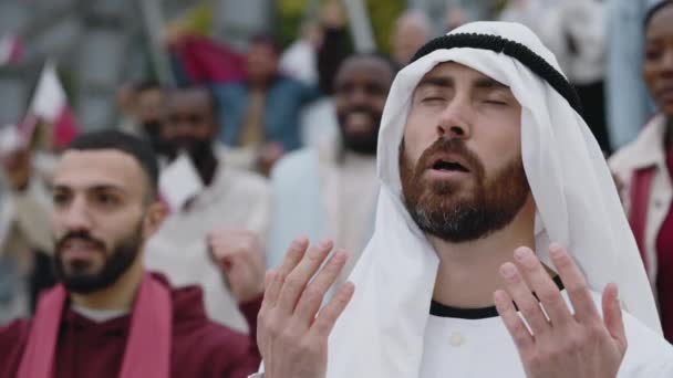 Homem árabe aplaudindo durante jogo de futebol no estádio — Vídeo de Stock
